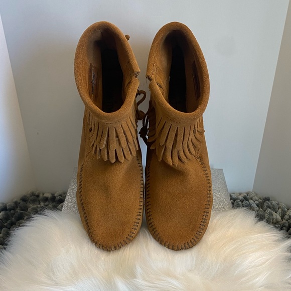 ⭐️   Minnetonka
Fringed Suede Bootie (Big Girls) - Picture 4 of 6